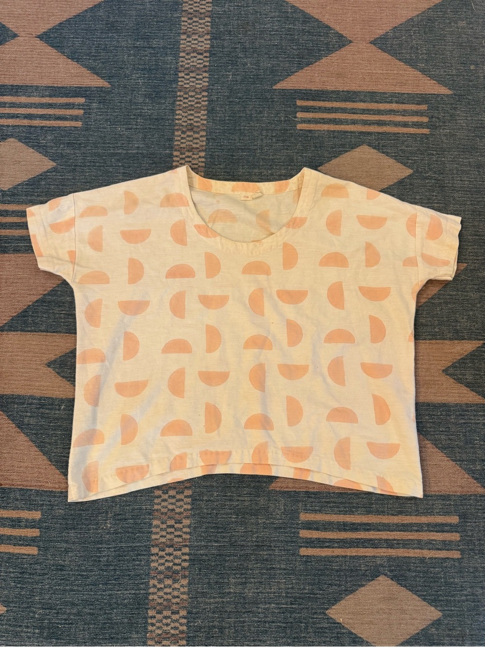 Women's Short Sleeve Crop Tee in Light Peach Geo Print